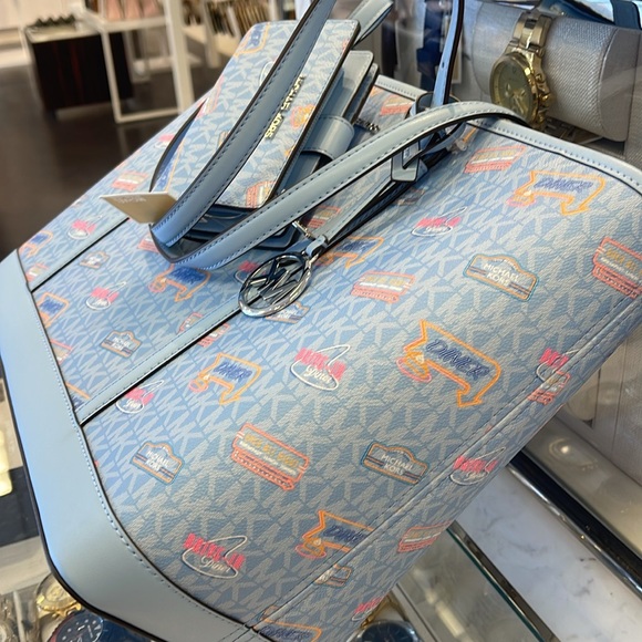 MICHAEL KORS JST Lg Printed  Logo Tote Bag & MK JST Md Prntd Logo Bi-Fold Wallet - Picture 7 of 16